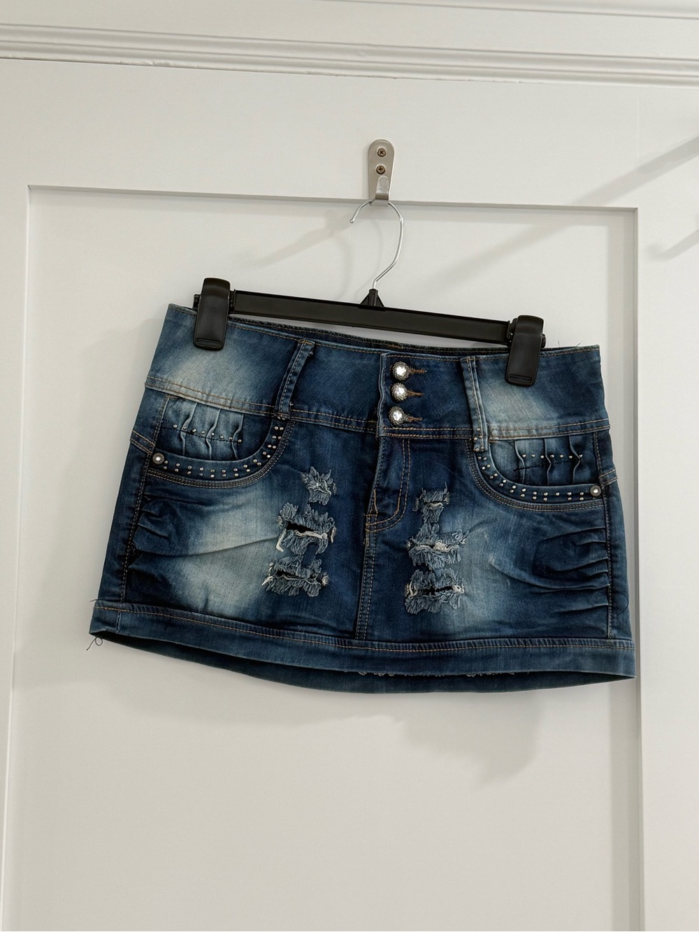 Vertikal blue distressed Y2K jean mini skirt w/ rhinestones (size 3/4 juniors)